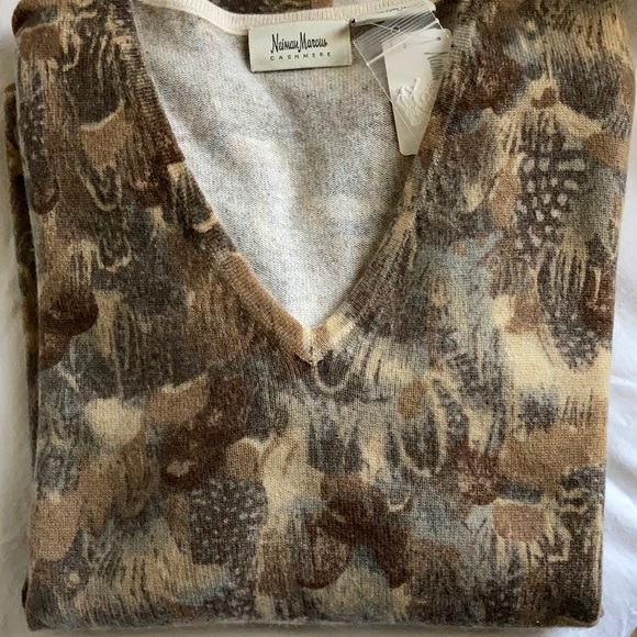 Neiman Marcus Cashmere V Neck Sweater - Picture 10 of 15